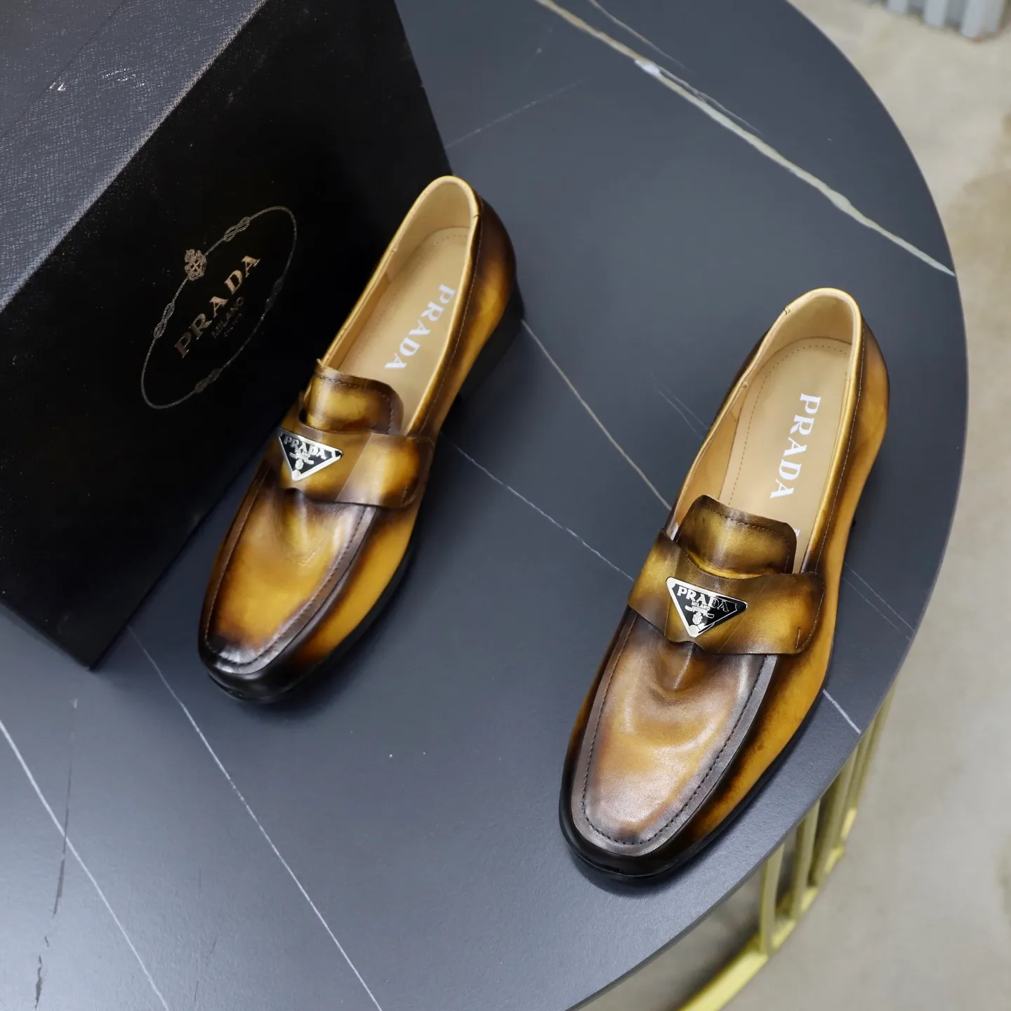 Ex-factory price: 520💰[PRADA] Prada's new casual men's shoes are launched in Hong Kong counters. Official website 1:1 production. Italian washed cowhide + water-dyed leather lining. Designed by European and American masters. Perfect shape to create counter quality, solid color rubber wear-resistant outsole and classic dazzling head! Super versatile and very comfortable. High-end without losing taste, fashionable and novel! ! Absolute focus! 3 colors available! Code number 38-45